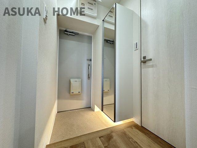 東神奈川ダイヤモンドマンションの玄関|姿見の裏にたっぷり靴をしまえる下駄箱。お出かけ前の全身チェックができ、玄関を広くすっきり見せます。