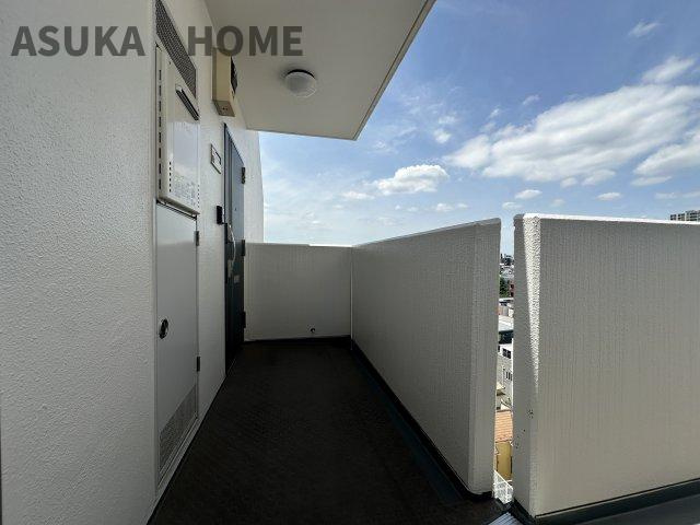 東神奈川ダイヤモンドマンションの玄関|突き当りの角部屋です。玄関前のエントランスからの眺めは心弾みますね。