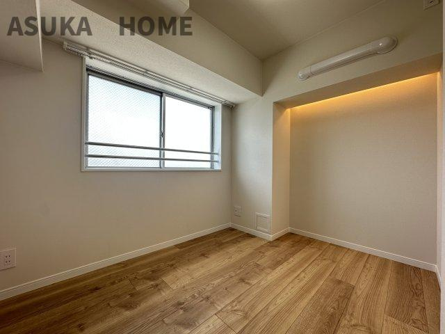 東神奈川ダイヤモンドマンションの洋室|開き戸・明るい・エアコン設置◎ライトアップしながら、癒しの自分だけの時間を楽しめそうですね。