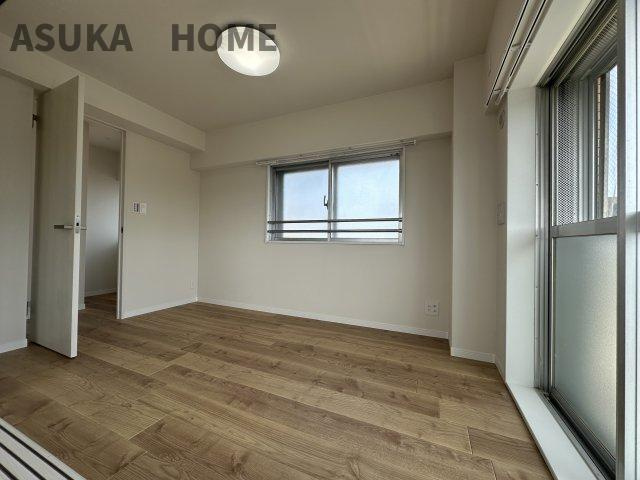 東神奈川ダイヤモンドマンションの洋室|２面採光で明るいお部屋です。掃き出し窓からベランダの出入りも出来てのんびり過ごせますね。
