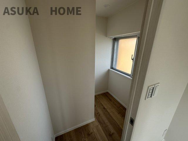 東神奈川ダイヤモンドマンションの収納|窓があるウオークインクローゼット！自然光が差し込み毎日の服選びが楽しくなるWIC。換気、湿気対策◎