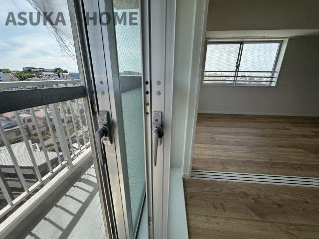 東神奈川ダイヤモンドマンションのその他|既存の窓の内側にもう一つ窓を重ねた二重サッシ。優れた断熱防音効果で、結露を防ぎ年中快適に過ごせます。