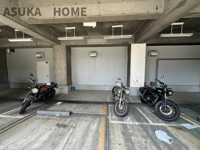 東神奈川ダイヤモンドマンションのその他|雨や直射日光から愛車を守る屋内バイク置き場です。劣化を防ぎ雨の日の乗り降りにも困りませんね。