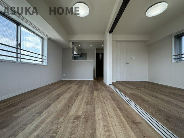 東神奈川ダイヤモンドマンションの居間・リビング|白い雲と爽やかな朝焼けやサンセットを眺められる心地よい風が吹き抜けるリビングです。
