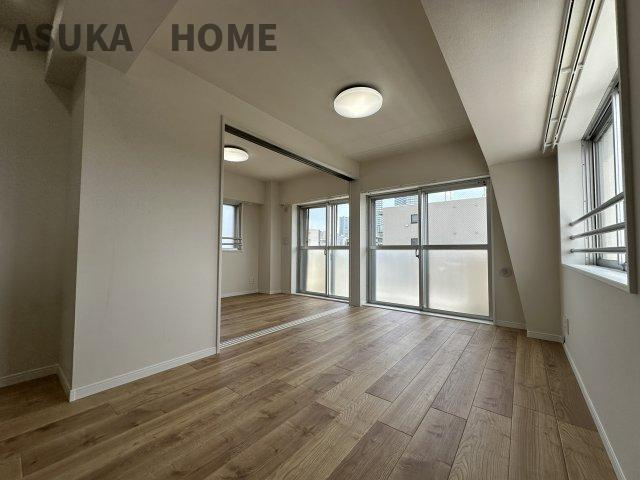 東神奈川ダイヤモンドマンションの居間・リビング|開放的な3面光のお部屋です。日当たり、通風良好で心地よい時間を過ごせる空間です。