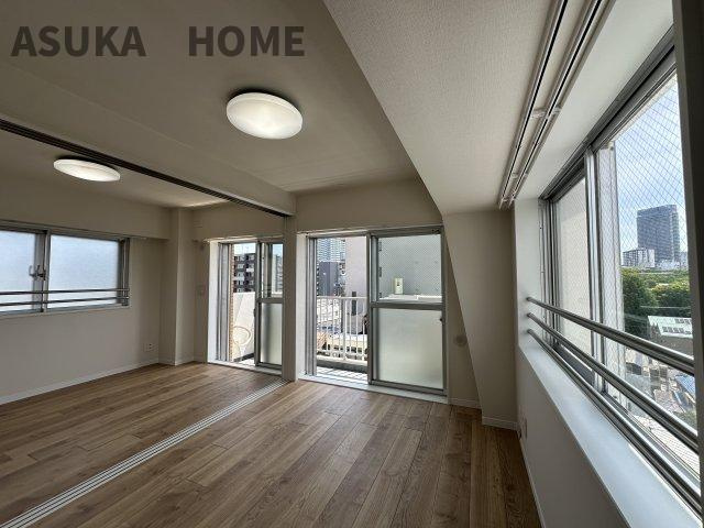 東神奈川ダイヤモンドマンションの居間・リビング|たっぷりの陽射しを確保する3面採光です。角部屋ならではの開放感！ぜひ実際にご覧になって下さい。