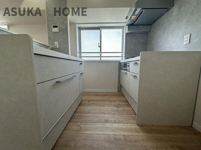 東神奈川ダイヤモンドマンションのキッチン|嬉しい二型キッチンはスムーズに作業できます。動線が良いのでお料理の仕度もらくちんです。