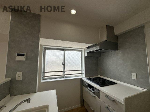 東神奈川ダイヤモンドマンションのキッチン|窓があるので十分な換気もできますね。作業台近くにコンセントが設定されていて、調理器具など活躍しそう◎