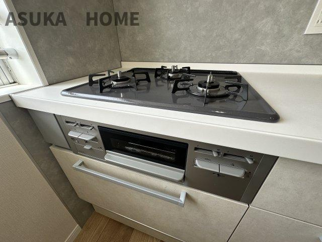 東神奈川ダイヤモンドマンションのキッチン|料理が楽しくなりますね。三口コンロはお手入れも簡単！に、こだわりました。