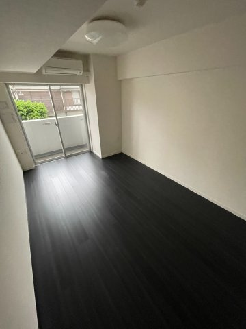 メインステージ府中中河原駅前の居間・リビング|※別号室参考写真です