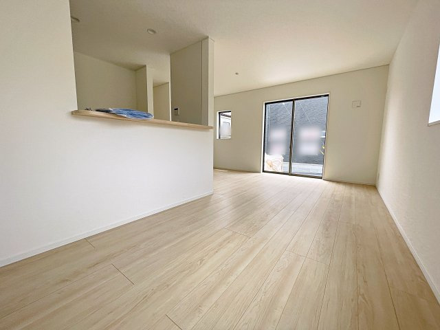 新築戸建・新築建売　郡山市富田町第23　富田小・富田中の居間・リビング|窓が多いので明るく開放的なLDKです！