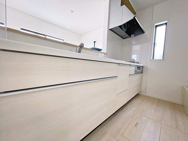 新築戸建・新築建売　郡山市富田町第23　富田小・富田中のキッチン|カウンター越しに会話が弾み、家族とのつながりを感じられる対面キッチンです！