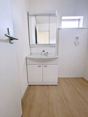 新築戸建・新築建売　郡山市富田町第23　富田小・富田中の独立洗面台|三面鏡洗面台で朝の身支度もしやすい＆収納力も◎洗面台に物を置かずすっきり清潔に保つことができます！