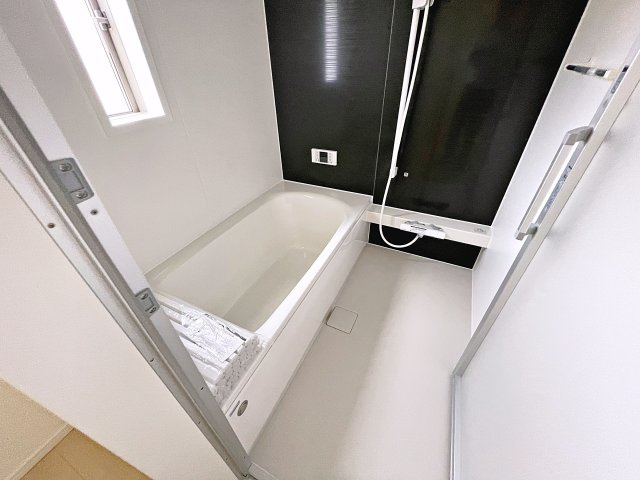 新築戸建・新築建売　郡山市富田町第23　富田小・富田中の浴室|浴室乾燥機付きで小窓がついているので簡単に換気が可能です！洗濯物干しもできるので便利！