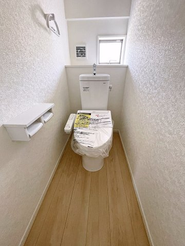 新築戸建・新築建売　郡山市富田町第23　富田小・富田中のトイレ|白を基調としており小窓で換気ができるので清潔感のある空間。ペーパーホルダーが2つあるのも便利です！