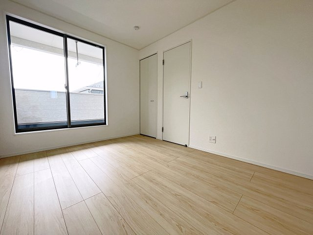 新築戸建・新築建売　郡山市富田町第23　富田小・富田中の洋室|バルコニーに面しており大きな窓から日差しが入るので気持ちの良いプライベート空間です！