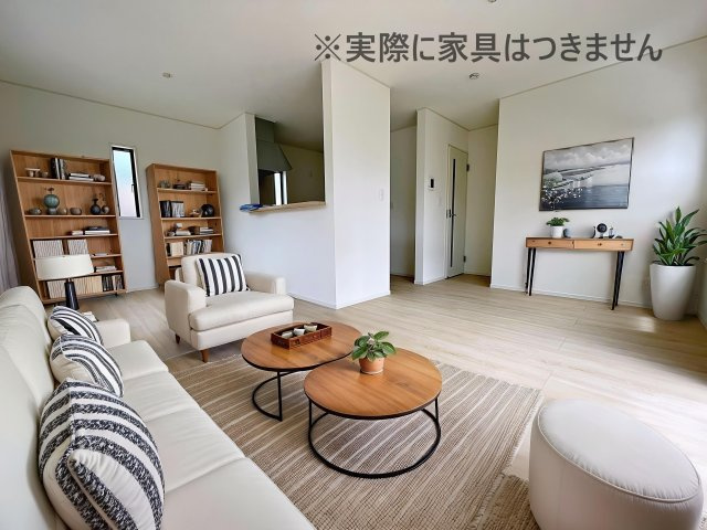 新築戸建・新築建売　郡山市富田町第23　富田小・富田中の居間・リビング|画像はバーチャルホームステージングの加工による演出で、実際の家具は付きません。