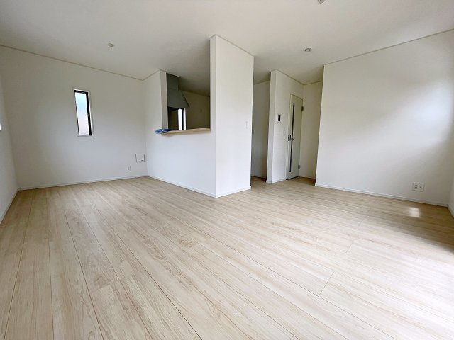 新築戸建・新築建売　郡山市富田町第23　富田小・富田中の居間・リビング|太陽の日差しが気持ちの良いリビングは広々としているので家具を設置してもゆとりがあります！