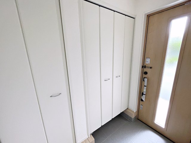 新築戸建・新築建売　郡山市富田町第23　富田小・富田中の前面道路含む現地写真|大容量のシューズボックスがあり収納豊富な玄関スペース。玄関ドアから日差しが入り明るいです！