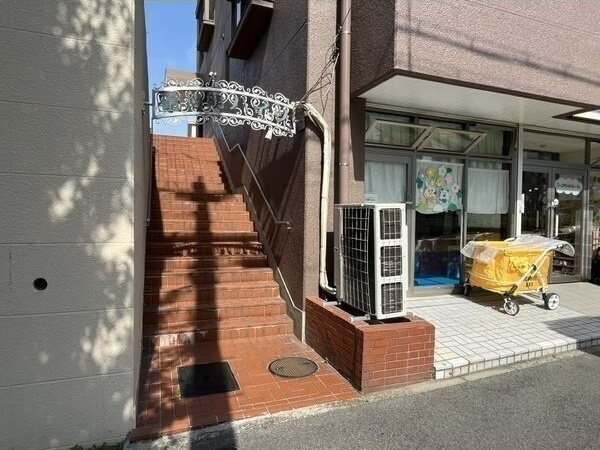鶴陽明ハイツのエントランス