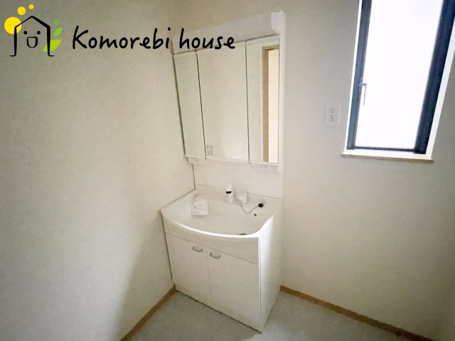 蓮田市黒浜2343番　新築一戸建て　ハートフルタウン　Cの独立洗面台|独立洗面台、小物を置くことができて便利です