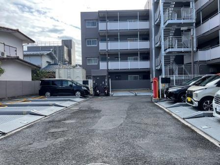 メロード西浦和の駐車場