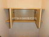 クレストの収納|上にはトイレットペーパーなどをストックできる棚がついています◆