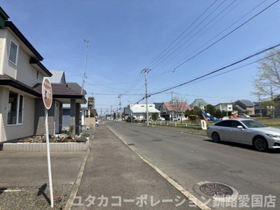 【前面道路含む現地写真】 | 芦野2丁目8-27売家 | 歩道付き道路でお子様の通学にも安心☆