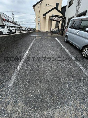 仲介手数料0円！	エミーナの駐車場
