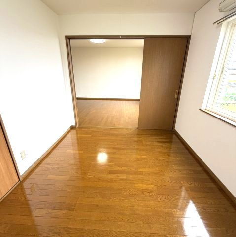 フロムリーフの洋室|ゆったりした洋室です