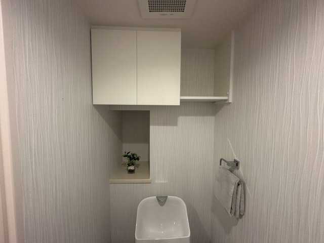 エンゼルハイム大倉山第三のトイレ|吊戸棚やタオル掛けどあると便利な設備をしっかり完備！