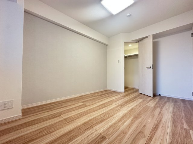 エンゼルハイム大倉山第三の洋室|シンプルですっきりとした居心地の良い雰囲気の空間です。自分好みのインテリアで過ごしてくださいね。