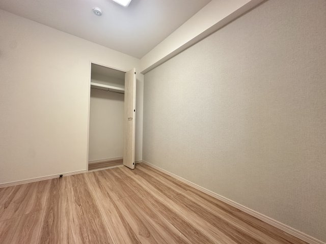 エンゼルハイム大倉山第三の洋室|開き戸の居室は子ども部屋、書斎など、ライフスタイルに合わせて柔軟にお使いいただけます。