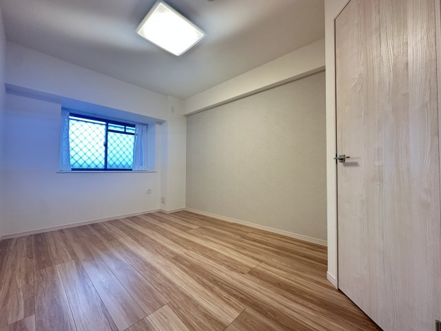 エンゼルハイム大倉山第三の洋室|廊下側のお部屋です。明るさも充分あるお部屋なので、居室としての居住性にも適してますよ。