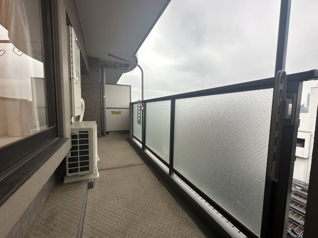 エンゼルハイム大倉山第三のバルコニー|撮影日はあいにくの曇り空でしたが南向きで陽当りが良く洗濯物の渇きも早いので家事の時短に◎