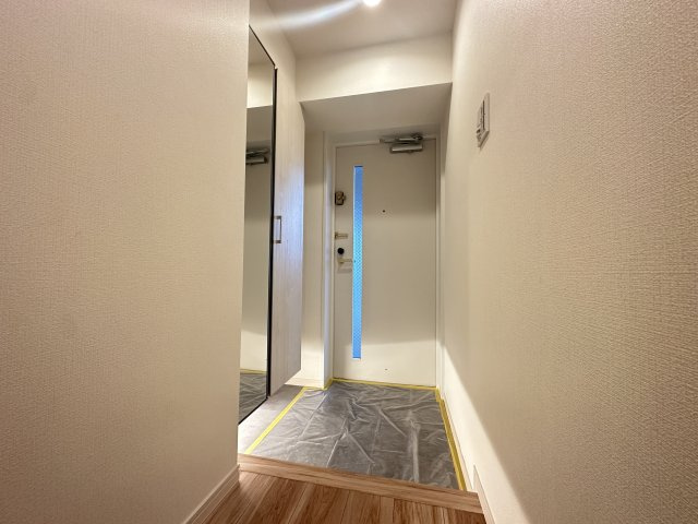 エンゼルハイム大倉山第三の玄関|マンションには珍しい採光窓付きの玄関です。たっぷり収納のミラー付シューズボックスも嬉しい設備です。