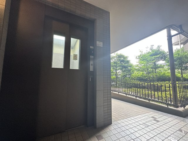 エンゼルハイム大倉山第三のその他共用部分|エレベーターを完備したマンションです。エントランスもバリアフリーなのでベビーカーでおでかけにも安心◎