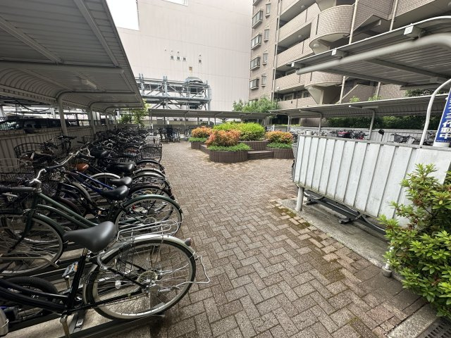 エンゼルハイム大倉山第三の駐輪場|大切な自転車を雨から守ってくれる屋根付きの駐輪スペースです。
