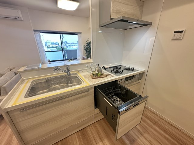 エンゼルハイム大倉山第三のキッチン|広々とした作業台はお料理の手際が良くなり自分時間も確保できますね。食洗器付きで片付け効率◎