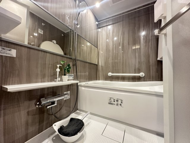 エンゼルハイム大倉山第三の浴室|バスタブには入浴時や浴室掃除にあると意外と便利な手すり付きです。