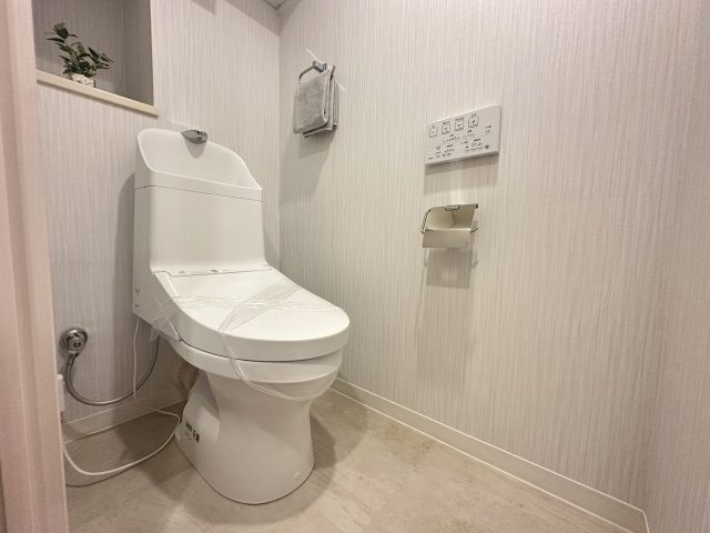 エンゼルハイム大倉山第三のトイレ|温水洗浄便座のトイレ設備です！芳香剤の置き場にも良さそうな飾り棚付き。