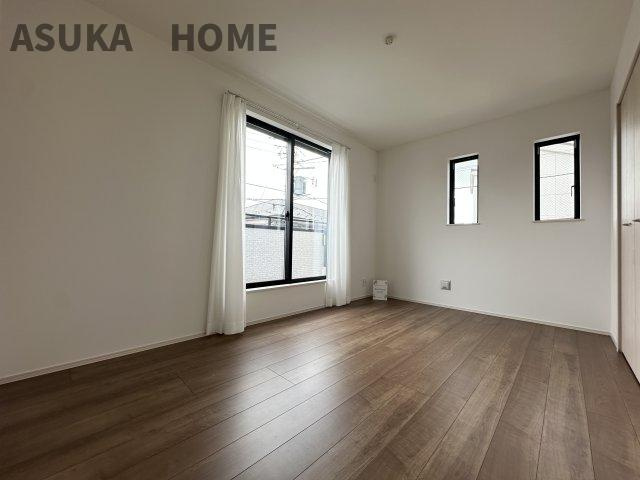 保土ケ谷区鎌谷町の洋室|掃き出し窓に面したお部屋です。たっぷり陽射しが降り注ぐ明るい室内は陽射しを確保する2面採光です。