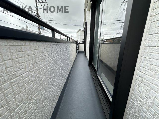 保土ケ谷区鎌谷町のバルコニー|広くワイドなスペースになっているので、一度にたくさんの洗濯物が干せそうですね♪