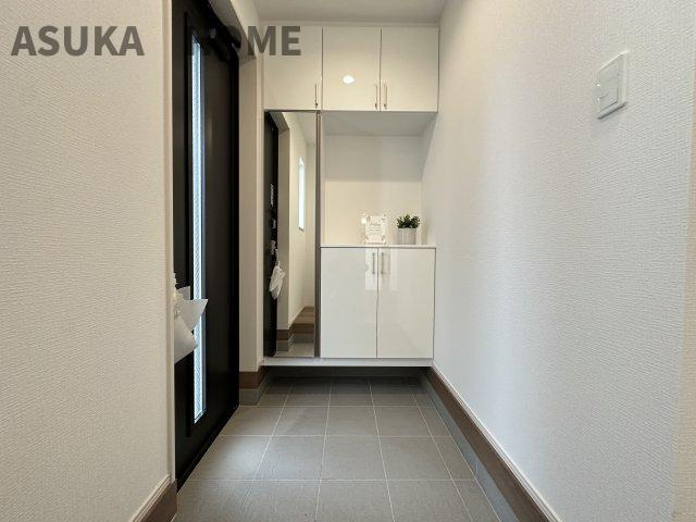 保土ケ谷区鎌谷町の玄関|白を基調とした清潔感のある玄関です。シューズクローク・棚にかぎや写真建てを飾れるスペースもあります。