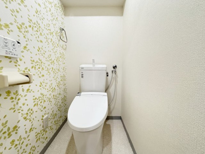 【トイレ】 | ライオンズマンション魚崎 | トイレには快適な温水洗浄便座付き