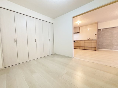 【寝室】 | ライオンズマンション魚崎 | 4.6帖の洋室は扉を開放すると、広々24.6帖の空間