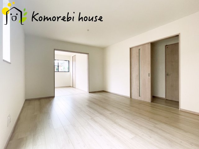 蓮田市黒浜2343番　新築一戸建て　ハートフルタウン　Dの居間・リビング|使いやすいリビングです