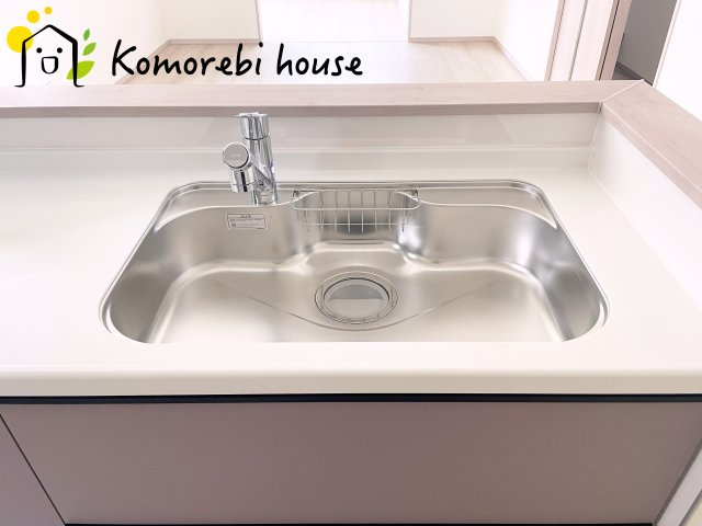 蓮田市黒浜2343番　新築一戸建て　ハートフルタウン　Dのキッチン|コンパクトなキッチンで掃除もラクラク