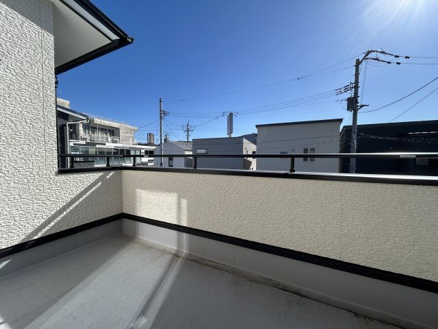「駐車４台可」高知市鴨部3丁目B号地未使用のバルコニー|主寝室のバルコニーは広々☆南向きで日当たり良好です！