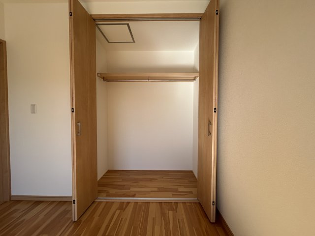 「駐車４台可」高知市鴨部3丁目B号地未使用の収納|全室収納付き！ハンガーレールが備え付けられています☆